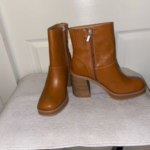 Universal thread, women’s olly platform boots